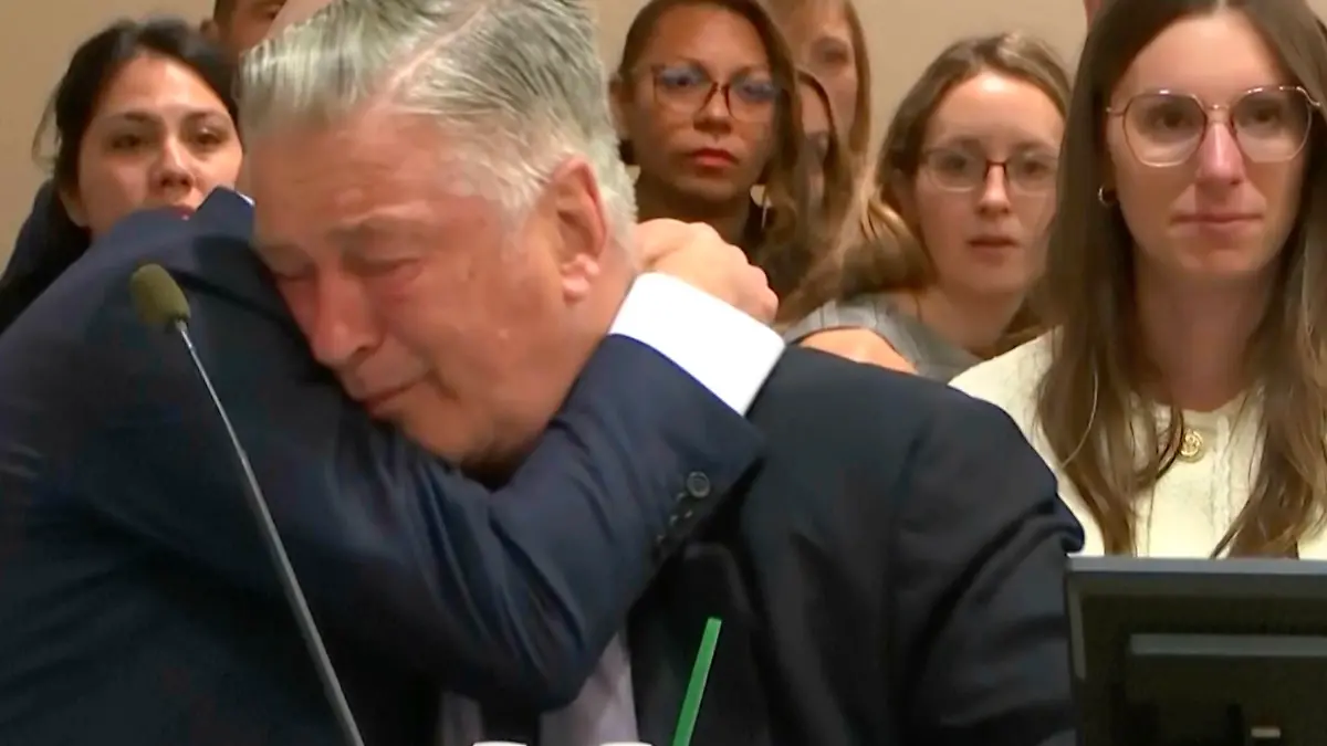Alec Baldwin fällt seinem Anwalt im Gericht in die Arme.
