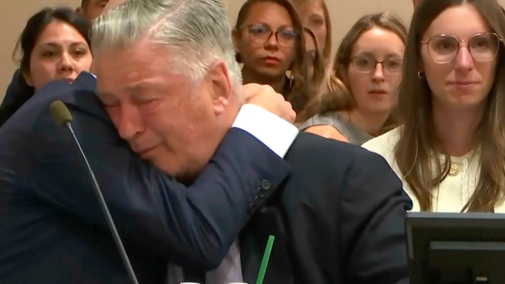 Alec Baldwin fällt seinem Anwalt im Gericht in die Arme.