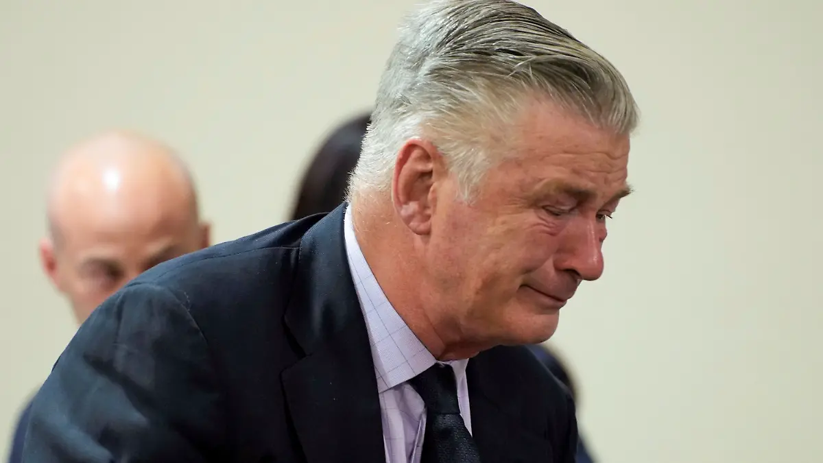 Alec Baldwin reagiert emotional auf das überraschende Prozessende.