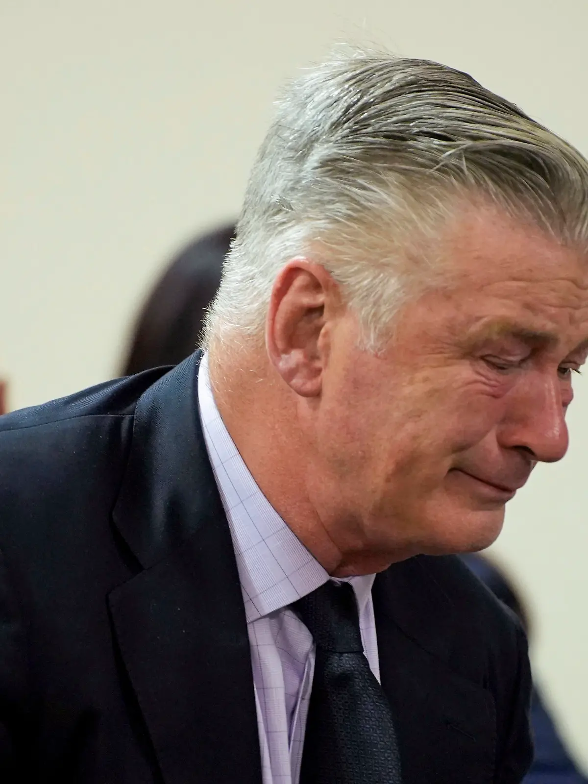 Alec Baldwin reagiert emotional auf das überraschende Prozessende.