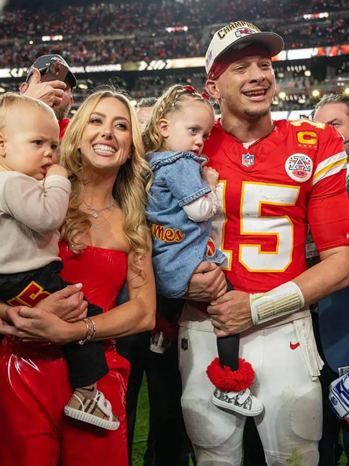Brittany und Patrick Mahomes mit ihren beiden Kindern Sterling Skye und heißt Patrick „Bronze” Lavon.