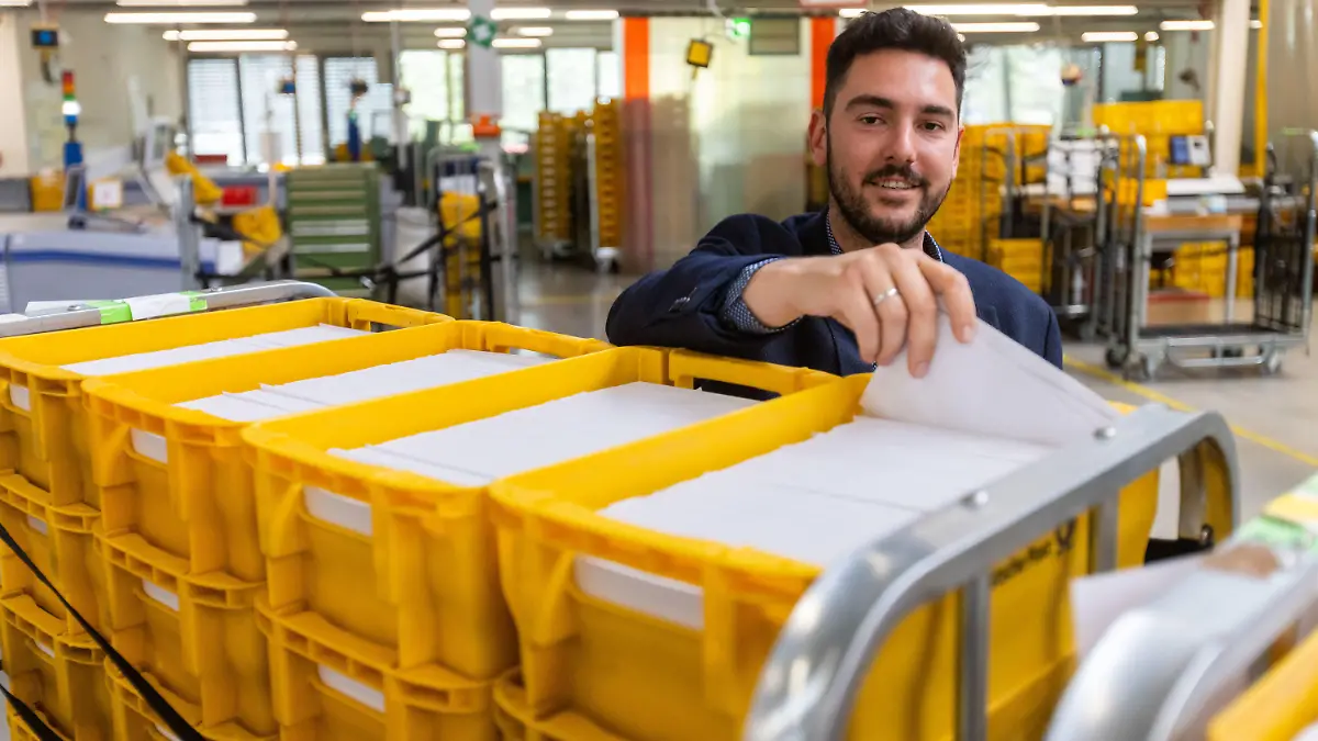 13.05.2022, Baden-Württemberg, Offenburg: Adrian Becker, Leiter des Briefzentrums Offenburg der Deutschen Post, hält Briefe für den Zensus 2022 in Baden-Württemberg in der Hand. Das Briefzentrum Offenburg hat gerade eine logistische Herkulesaufgabe - von dort werden derzeit im Rahmen der bevorstehenden Volkszählung rund 3,5 Millionen Briefe für die Wohnungs- und Gebäudezählung des Landes verschickt. Foto: Philipp von Ditfurth/dpa +++ dpa-Bildfunk +++
