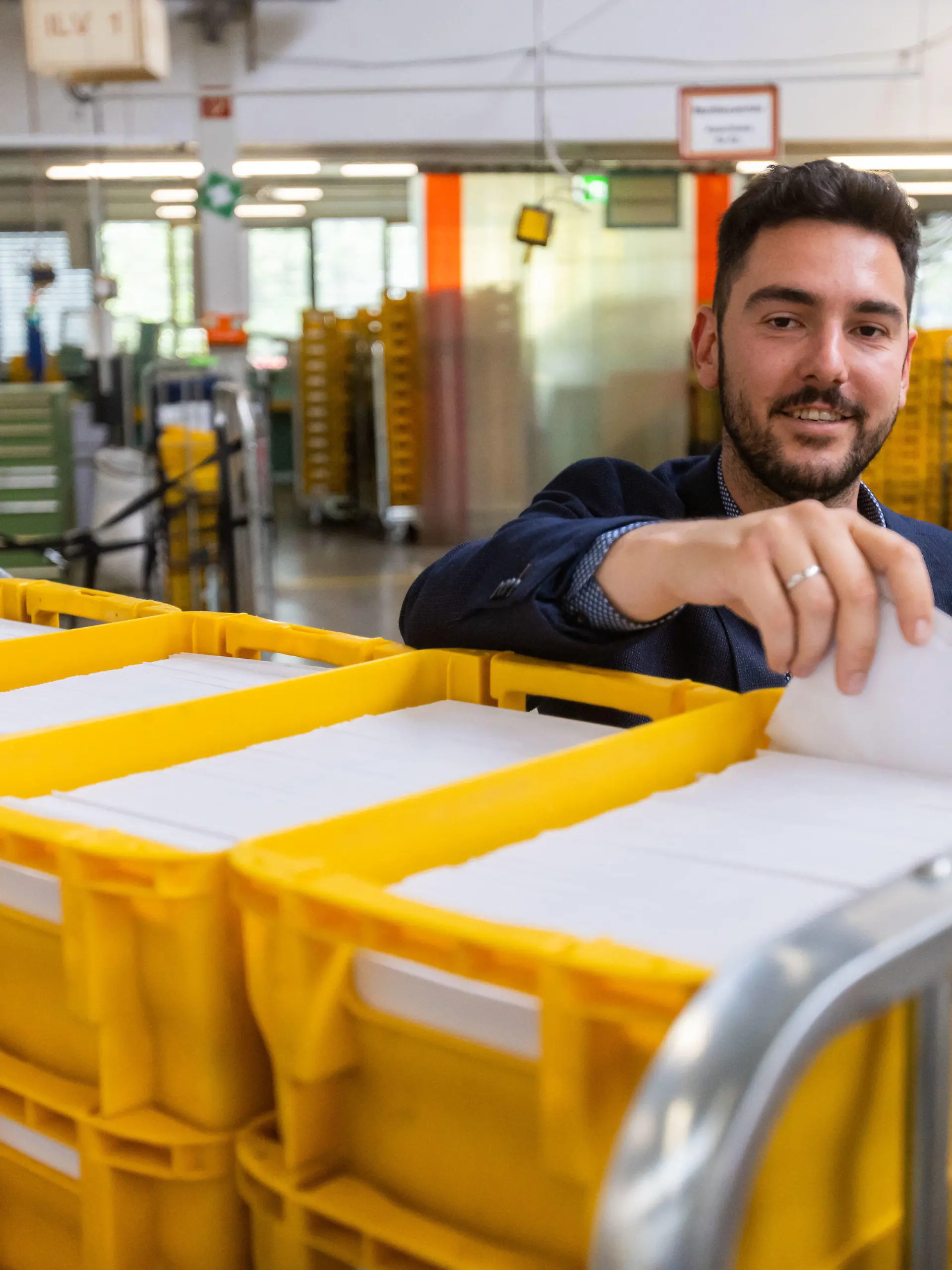 13.05.2022, Baden-Württemberg, Offenburg: Adrian Becker, Leiter des Briefzentrums Offenburg der Deutschen Post, hält Briefe für den Zensus 2022 in Baden-Württemberg in der Hand. Das Briefzentrum Offenburg hat gerade eine logistische Herkulesaufgabe - von dort werden derzeit im Rahmen der bevorstehenden Volkszählung rund 3,5 Millionen Briefe für die Wohnungs- und Gebäudezählung des Landes verschickt. Foto: Philipp von Ditfurth/dpa +++ dpa-Bildfunk +++