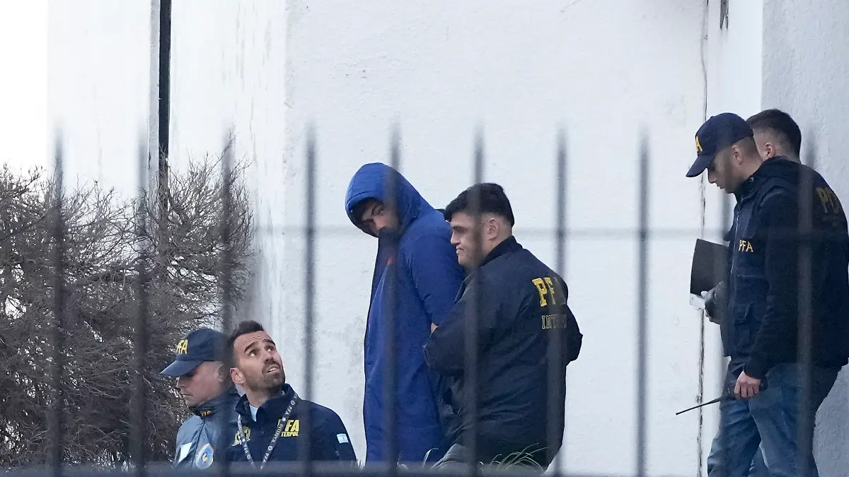 Der französische Rugby-Nationalspieler Hugo Auradou wird von beamten abgeführt.