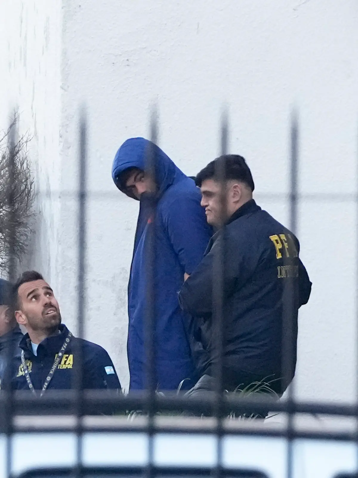 Der französische Rugby-Nationalspieler Hugo Auradou wird von beamten abgeführt.