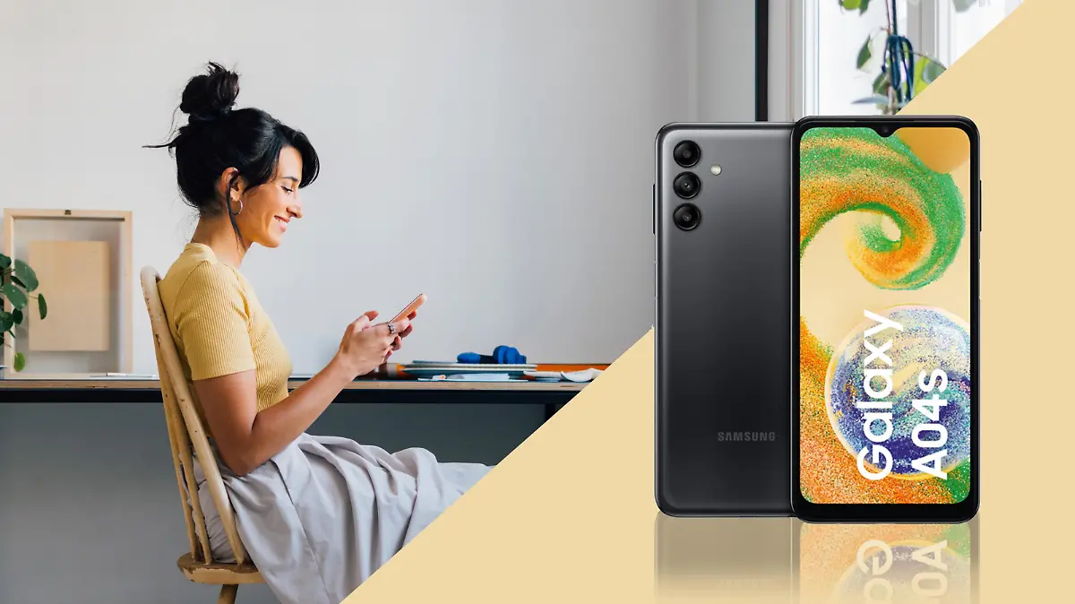 Eine Frau, die das Samsung Galaxy A04s hält.