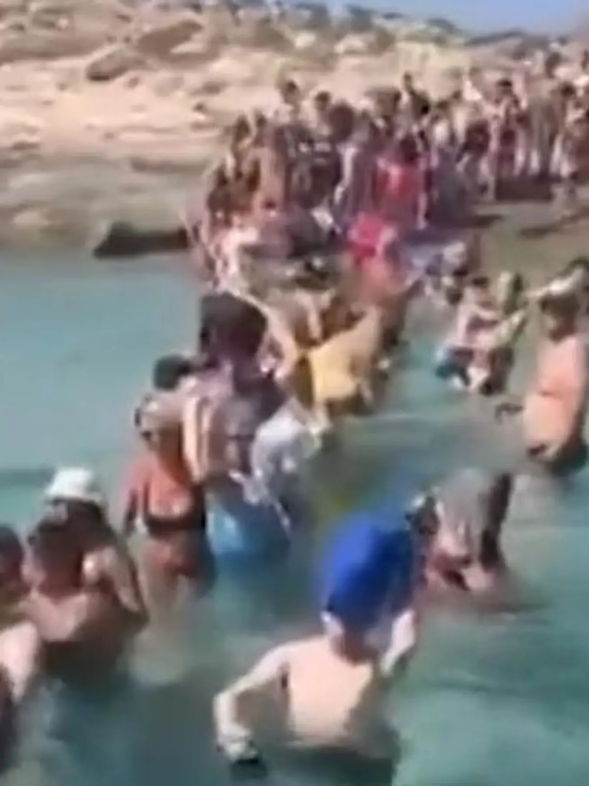 Eine Fähr-Verbindung bringt Urlauber vom Festland zum Strand von Balos. Jedoch fehlt an dem Anleger eine Plattform, sodass die Passagiere die letzten 10 Meter zu Fuß durch das Wasser zurücklegen müssen.