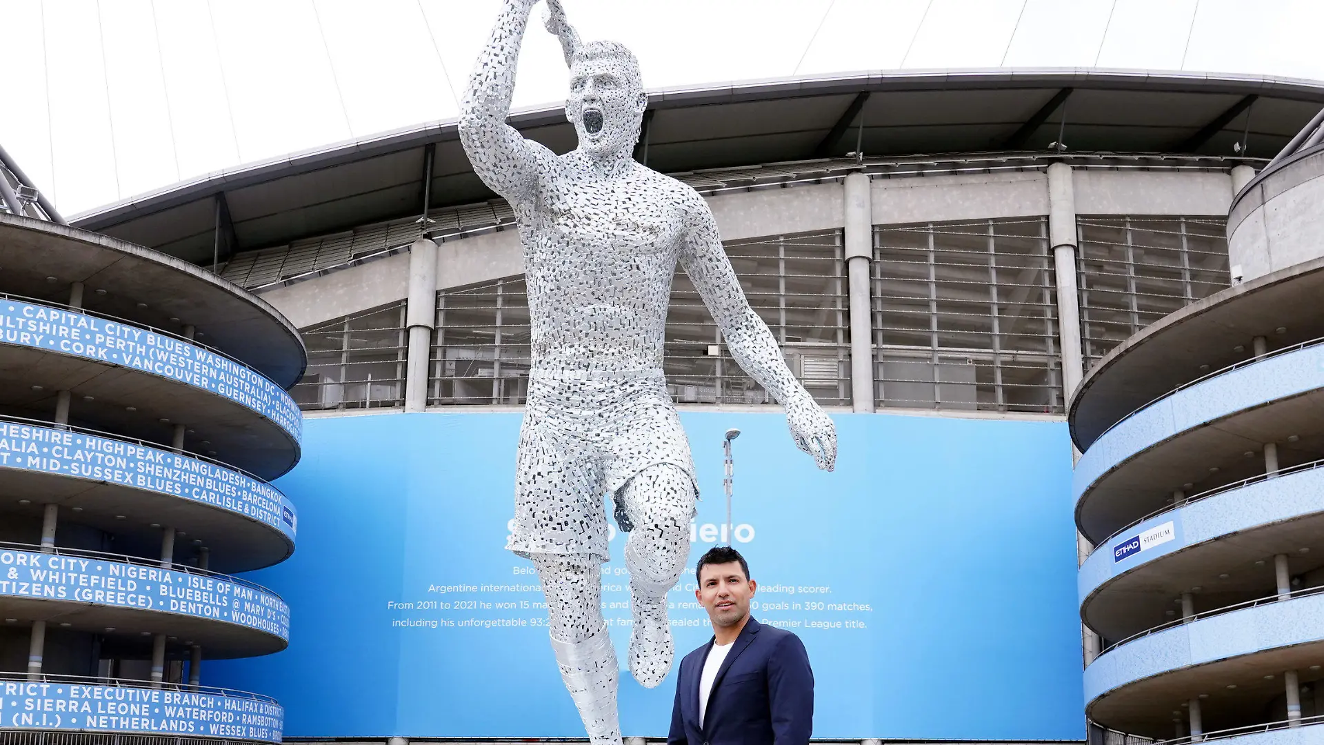 13.05.2022, Großbritannien, Manchester: Sergio Aguero, Stürmer von Manchester City, steht nach der Enthüllung neben seiner Statue vor dem Etihad-Stadion in Manchester. Die Statue zeigt seinen Freudentaumel vor zehn Jahren, als er am letzten Spieltag der Saison 2011/2012 in der 93:20 Spielminute beim 3:2 gegen die Queens Park Rangers den Siegtreffer erzielte und City zum ersten Meistertitel seit 44 Jahren führte. Foto: Martin Rickett/PA Wire/dpa +++ dpa-Bildfunk +++