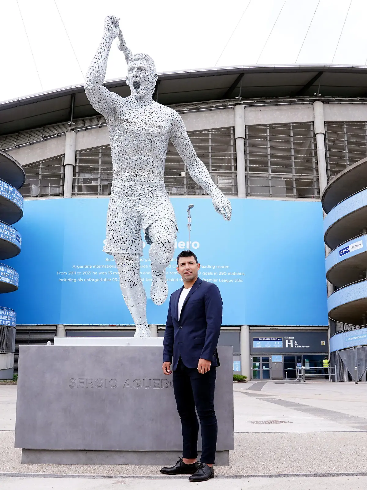 13.05.2022, Großbritannien, Manchester: Sergio Aguero, Stürmer von Manchester City, steht nach der Enthüllung neben seiner Statue vor dem Etihad-Stadion in Manchester. Die Statue zeigt seinen Freudentaumel vor zehn Jahren, als er am letzten Spieltag der Saison 2011/2012 in der 93:20 Spielminute beim 3:2 gegen die Queens Park Rangers den Siegtreffer erzielte und City zum ersten Meistertitel seit 44 Jahren führte. Foto: Martin Rickett/PA Wire/dpa +++ dpa-Bildfunk +++