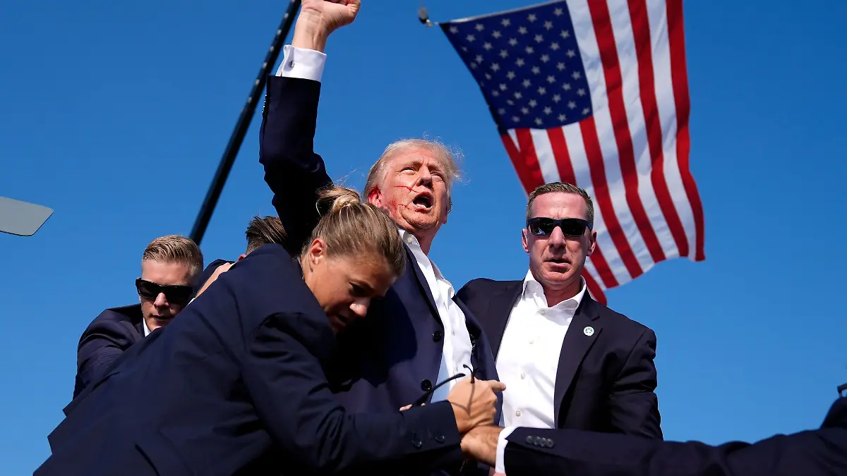 Unmittelbar nach dem Angriff reckt Trump aus dem Ring der Sicherheitsleute heraus seine Faust in die Höhe, schlägt sie dreimal nach vorne in die Luft, formt dazu nicht vernehmbar mit seinen Lippen ein Wort, das Anhänger später so interpretieren: «Kämpft!»