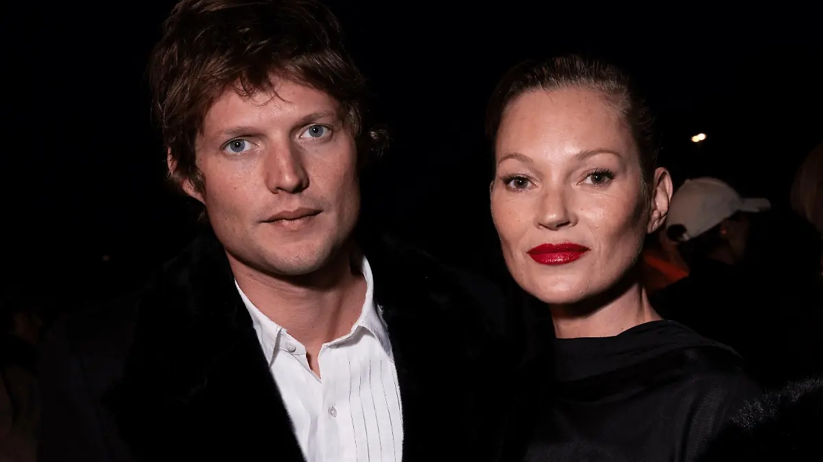 Nikolai von Bismarck und Kate Moss im September 2022 bei der Saint Laurent Show in Paris.