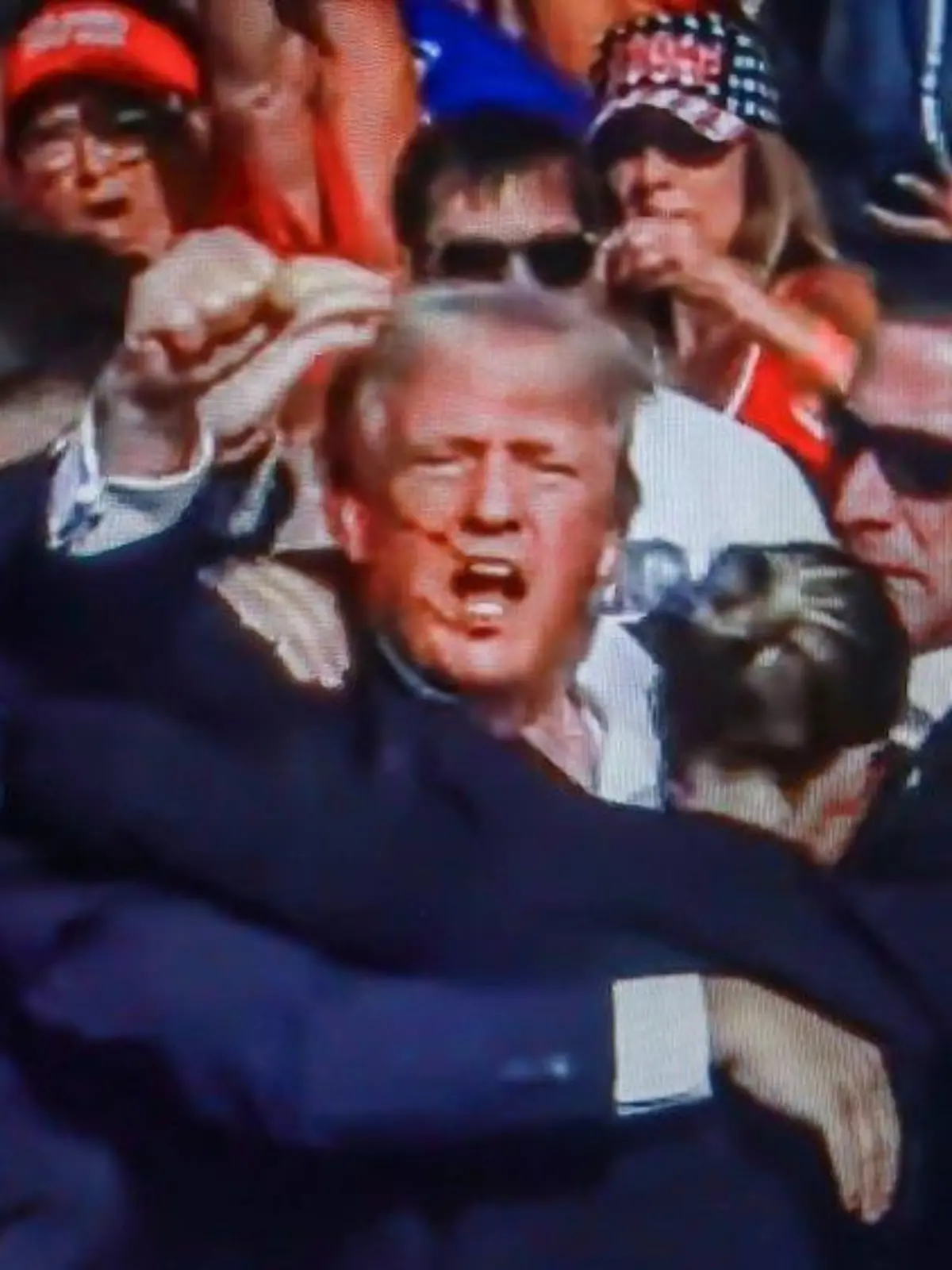 Schüsse bei Wahlkampfauftritt: Donald Trump verletzt, ein Besucher tot