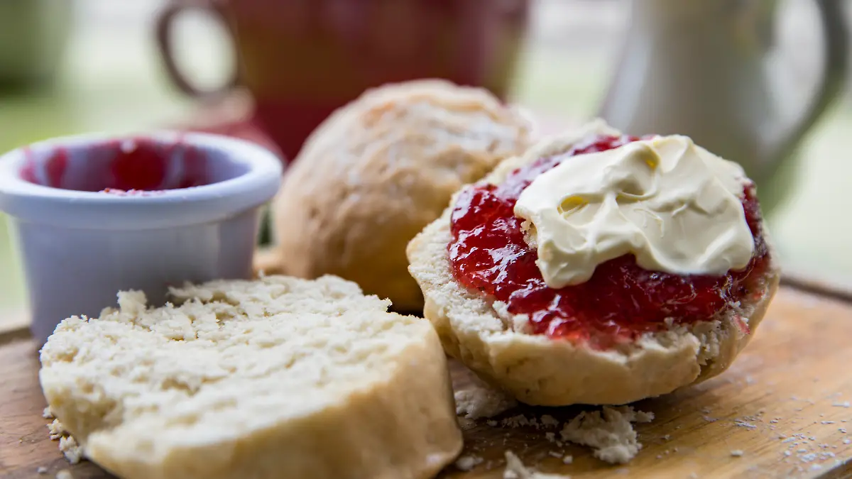 Perfekt zur englischen Tea Time: Scones mit Clotted Cream und Marmelade.