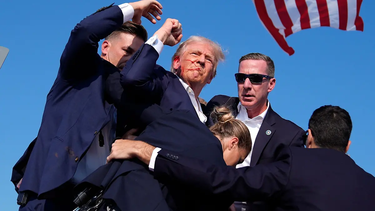 Trump wurde von Sicherheitspersonal von der Bühne gebracht.