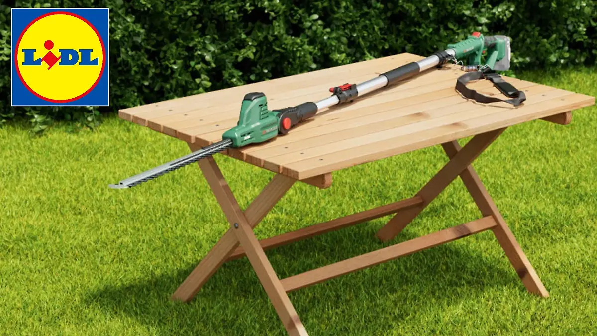 Eine Heckenschere auf einem Tisch im Garten.