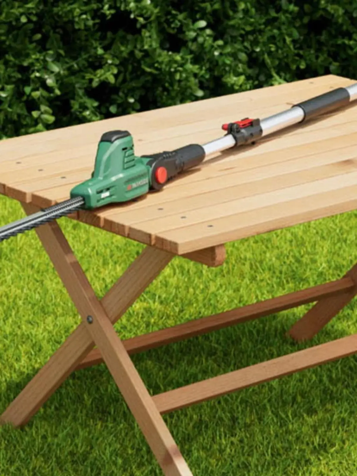 Eine Heckenschere auf einem Tisch im Garten.