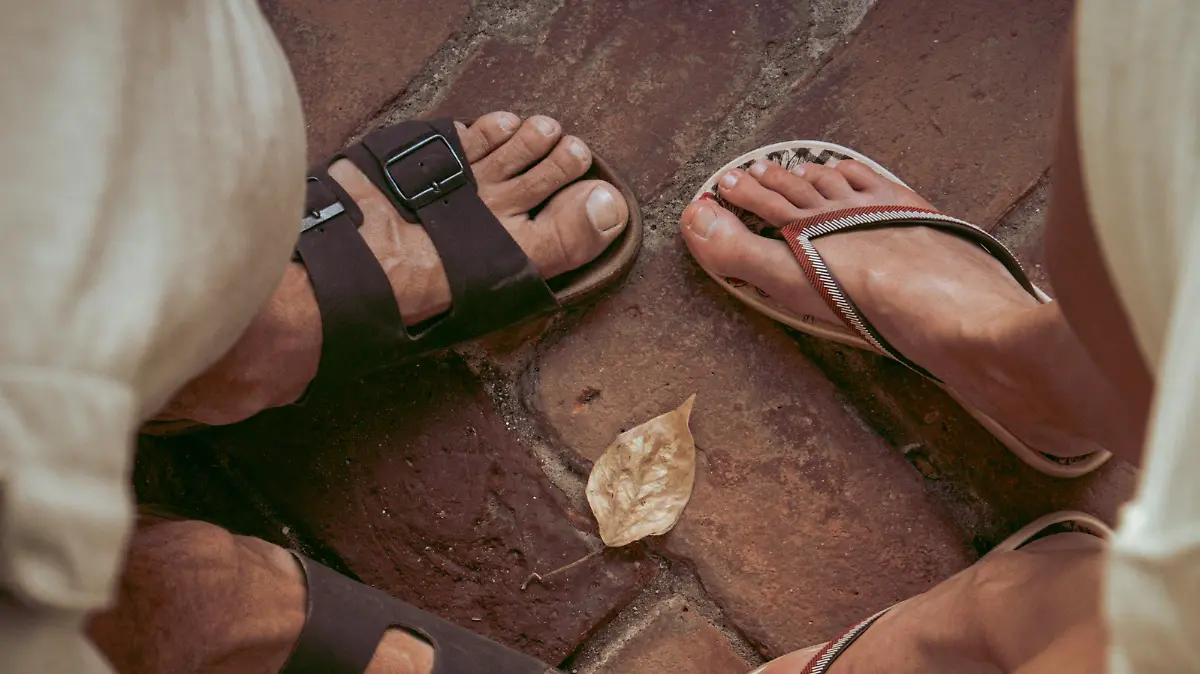 Zwei Männer in den Sandalen-Trends 2024.
