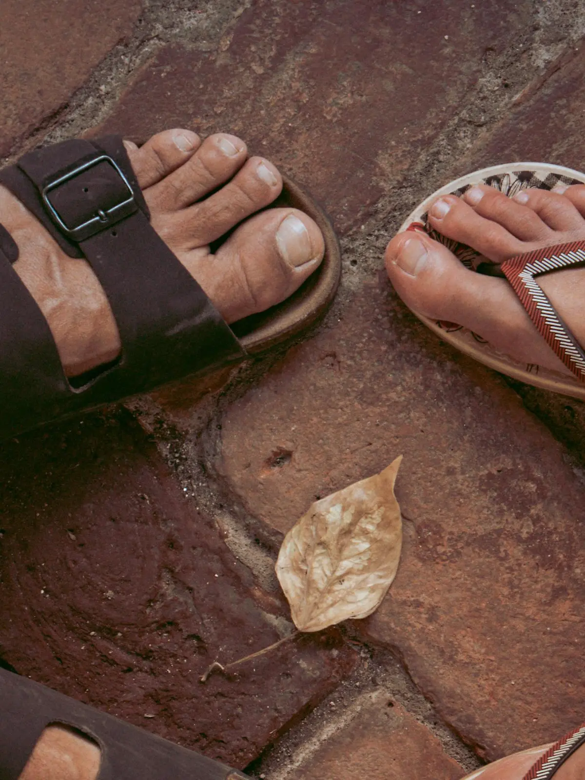 Zwei Männer in den Sandalen-Trends 2024.