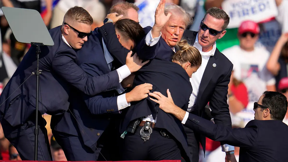 Trump wird verletzt von der Bühne geleitet.