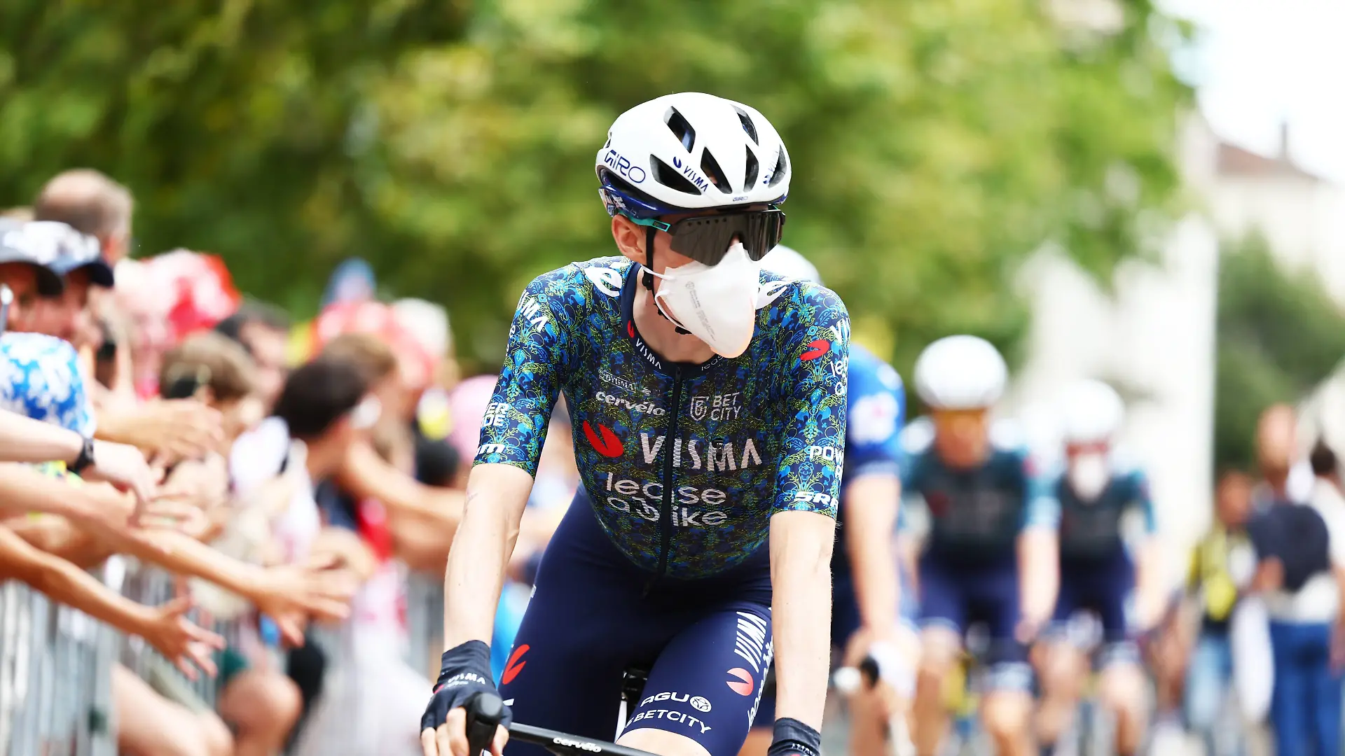 Rad-Star Jonas Vingegaard trägt bereits eine Maske.