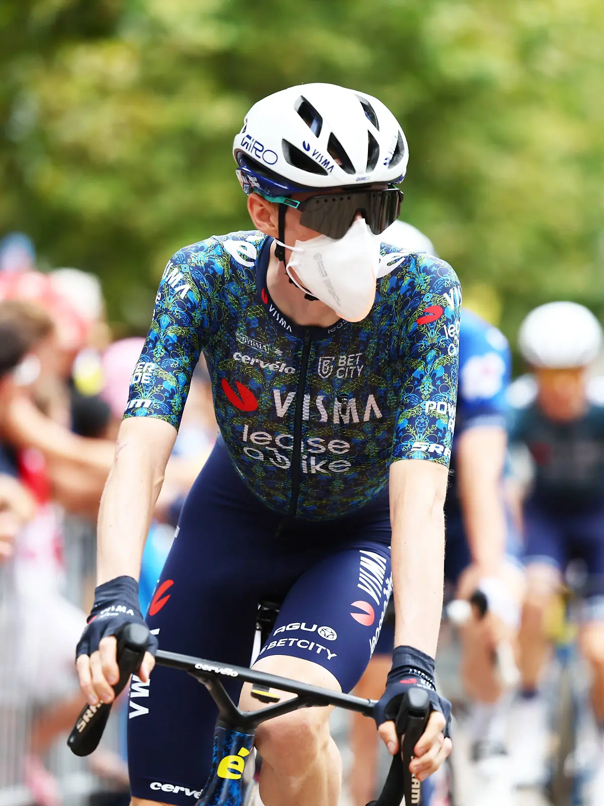 Rad-Star Jonas Vingegaard trägt bereits eine Maske.