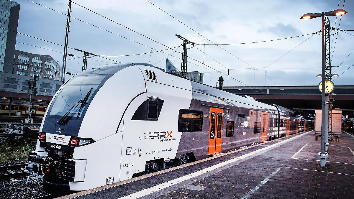 Im RE 1 bei Düsseldorf soll es zu einem Streit zwischen einem Fahrgast und der Zugbegleierin gekommen sein. (Archivbild)