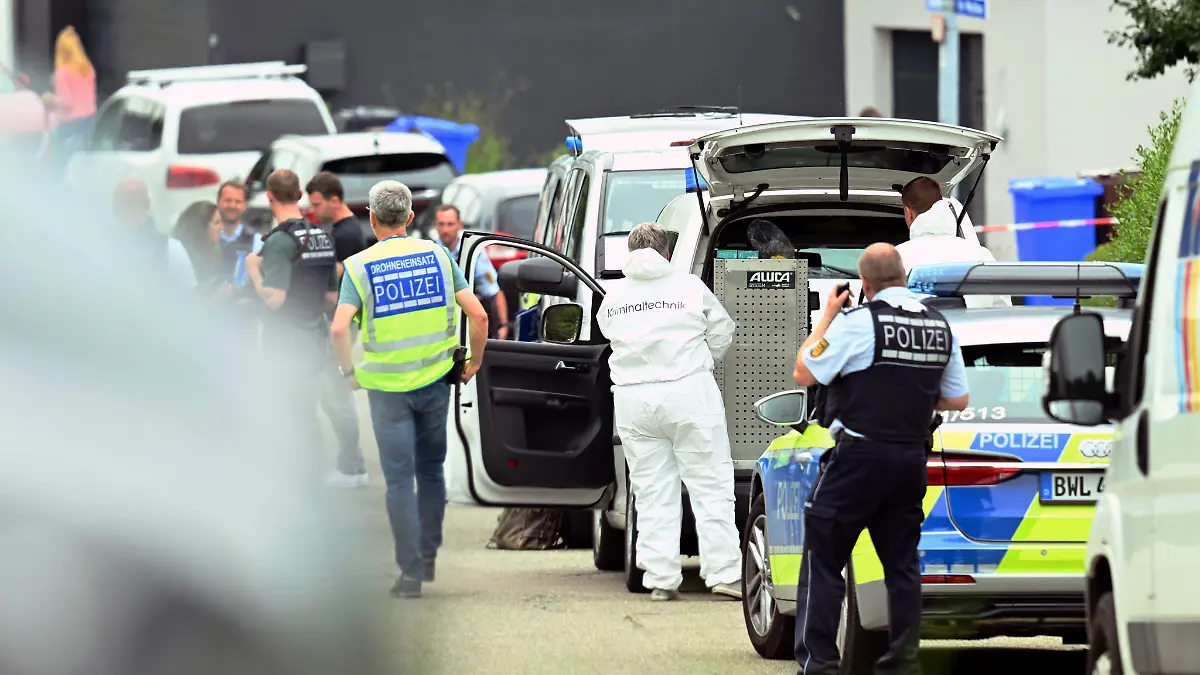 Bei einem Großeinsatz in Albstadt auf der Schwäbischen Alb haben Polizisten drei Tote und zwei Verletzte gefunden.