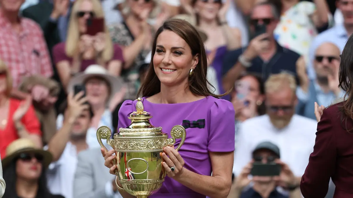 Prinzessin Kate mit der Wimbledon-Trophäe