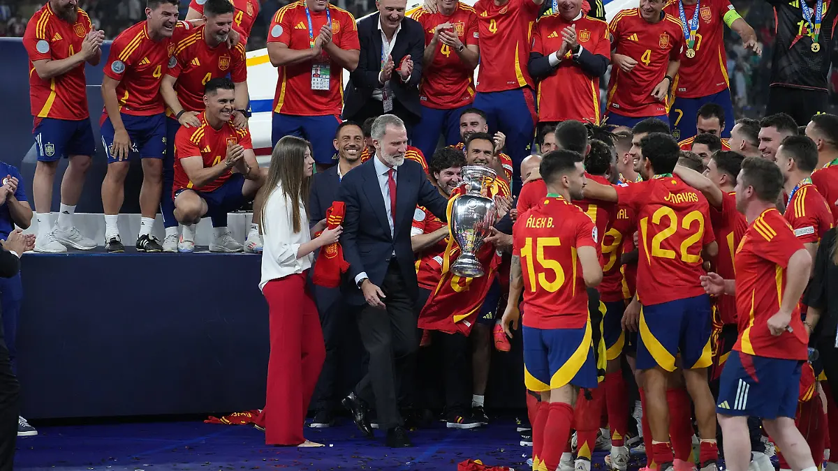 Der Spanische König Felipe VI. und seine Helden mit dem EM-Pokal