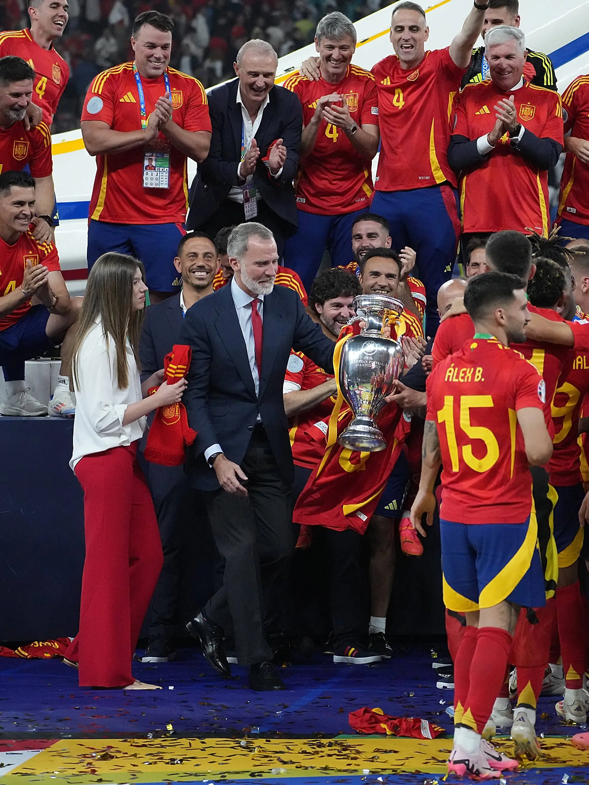 Der Spanische König Felipe VI. und seine Helden mit dem EM-Pokal