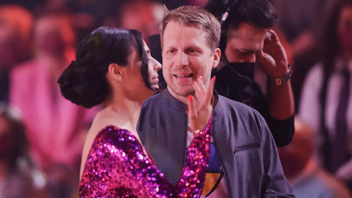 08.04.2022, Nordrhein-Westfalen, Köln: Oliver Pocher und seine Frau Amira Pocher unterhalten sich in der RTL-Tanzshow "Let's Dance" im Coloneum. Foto: Rolf Vennenbernd/dpa +++ dpa-Bildfunk +++