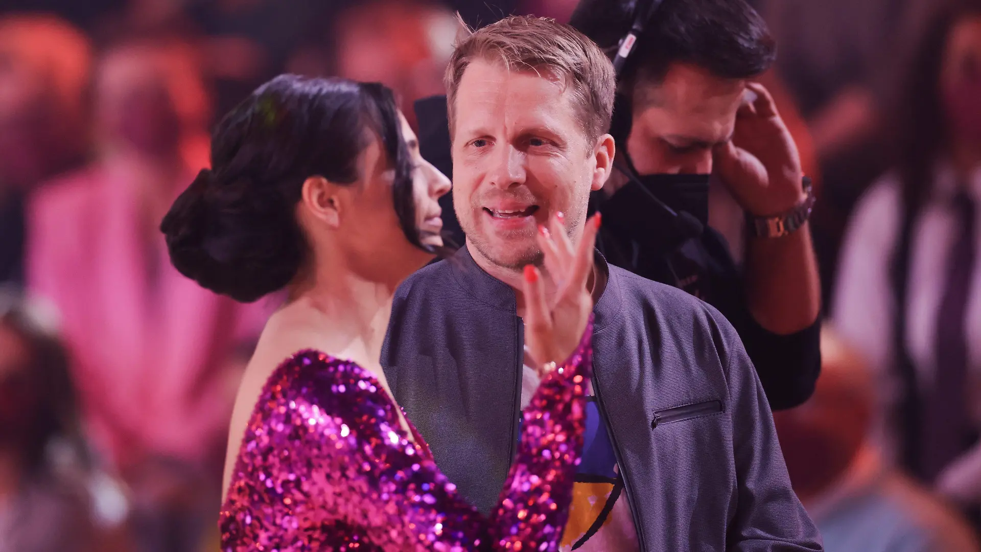 08.04.2022, Nordrhein-Westfalen, Köln: Oliver Pocher und seine Frau Amira Pocher unterhalten sich in der RTL-Tanzshow "Let's Dance" im Coloneum. Foto: Rolf Vennenbernd/dpa +++ dpa-Bildfunk +++