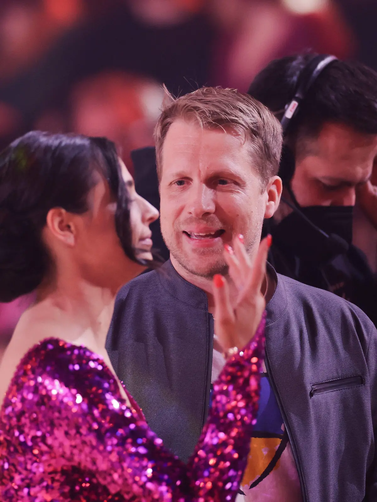 08.04.2022, Nordrhein-Westfalen, Köln: Oliver Pocher und seine Frau Amira Pocher unterhalten sich in der RTL-Tanzshow "Let's Dance" im Coloneum. Foto: Rolf Vennenbernd/dpa +++ dpa-Bildfunk +++