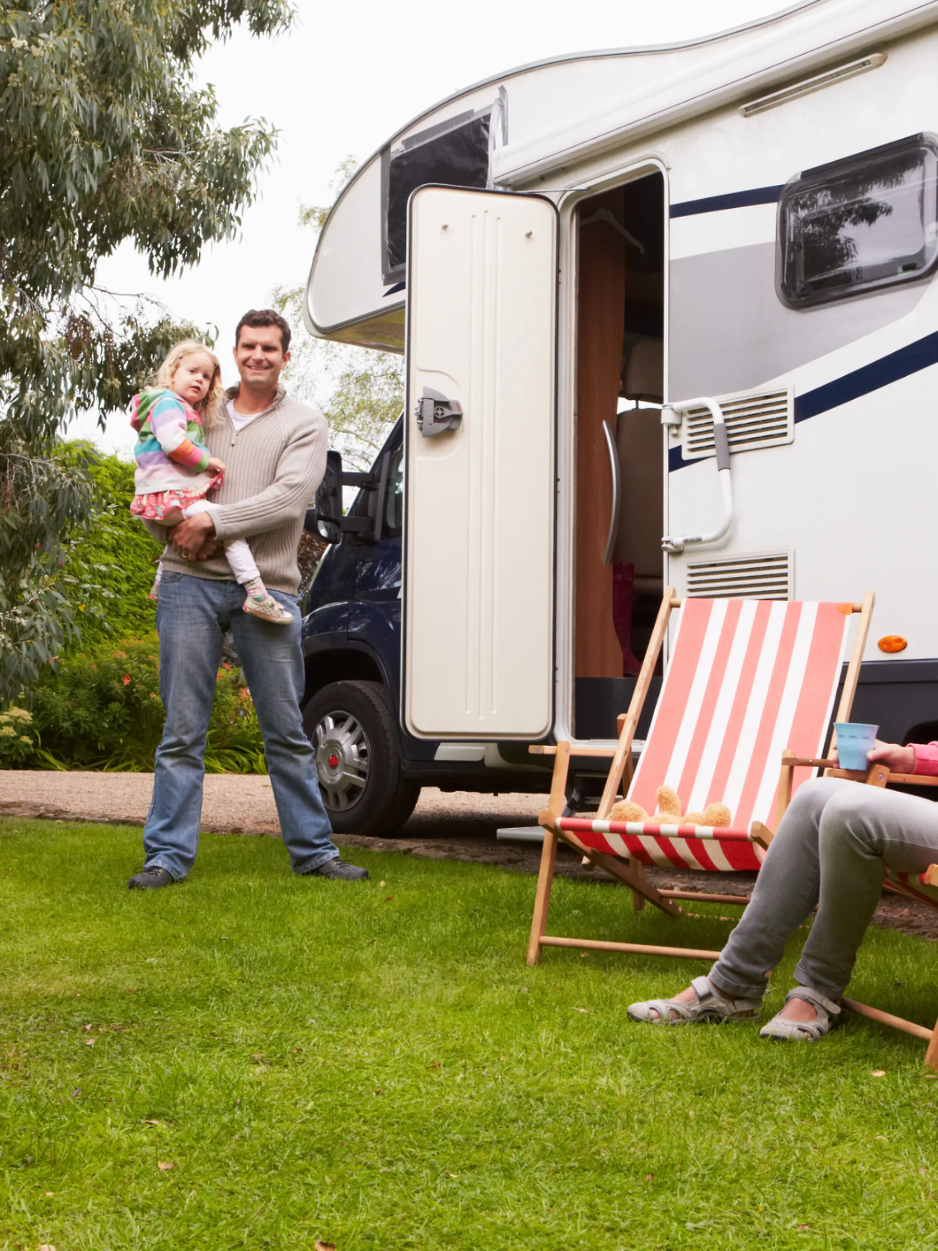 Familie mit Wohnmobil auf dem Campingplatz