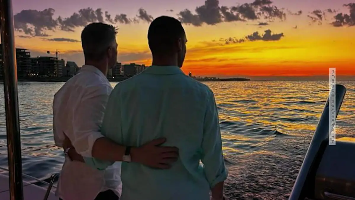 Ralf Schumacher feiert sein Coming-out Arm in Arm mit seinem Mann
