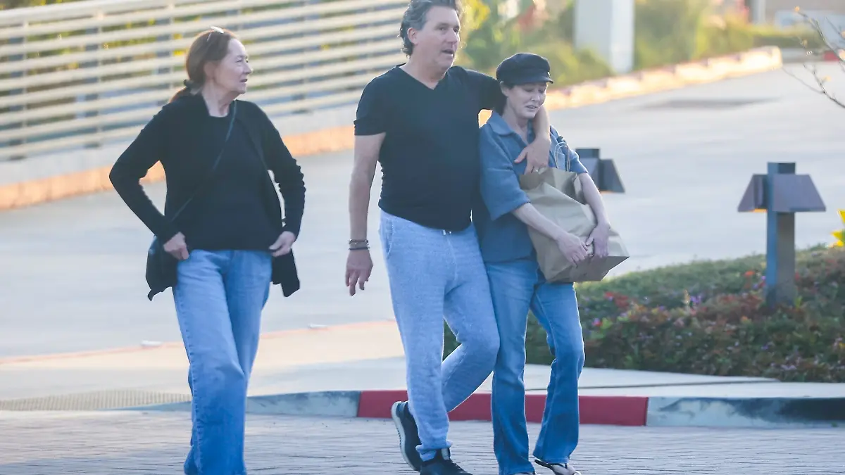 Heartrending photos showed Shannen Doherty arm-in-arm with friends just weeks before her tragic death. Doherty was pictured with her friend Chris Cortazzo on June 16, 2024, just before the actress passed away at age 53 after years of battling cancer. The 90210 and Charmed star was seen with her longtime friend walking with their arms around each other as they left Kristy’s Malibu after dinner.