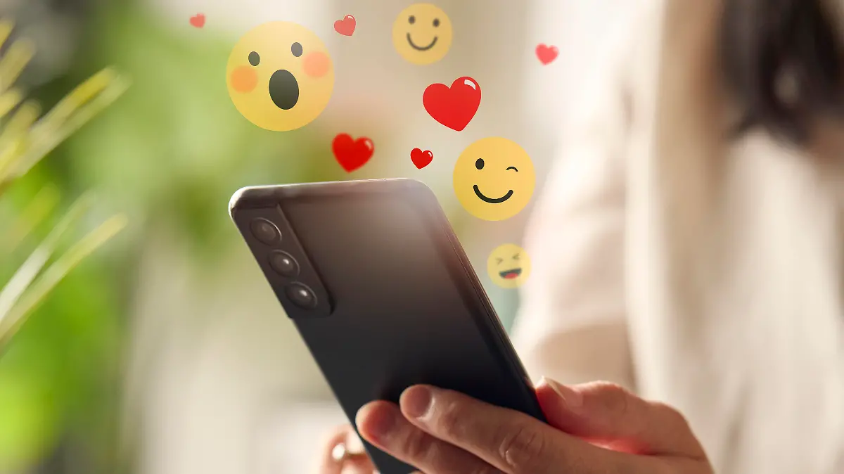 Emojis schweben über einem Smartphone