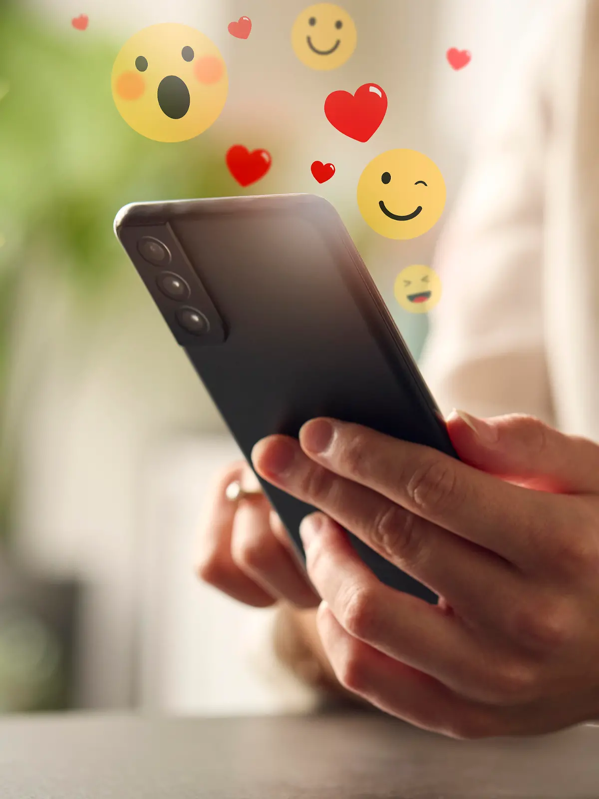 Emojis schweben über einem Smartphone