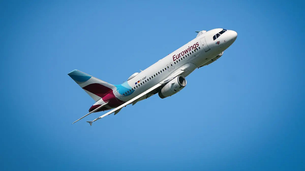 Ein Flugzeug der Airline Eurowings muss auf dem Berliner Flughafen BER eine Sichheitslandung hinlegen. (Symbolbild)