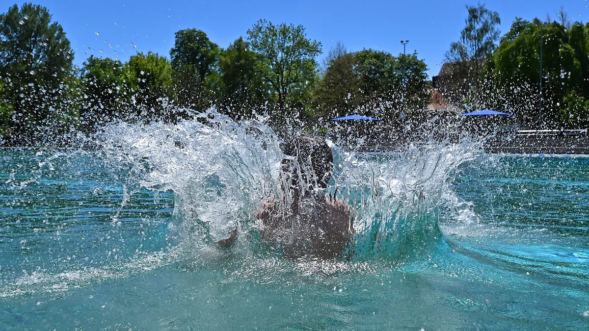 Ein Junge springt in Wasser des Weimarer Schwansee-Freibades. Rund um den offiziellen Start in die Badesaison am 15. Mai öffnet ein Großteil der Thüringer Freibäder, Badeseen und Gewässer für die Badegäste. In dieser Saison zählt das Sozialministerium 155 Freibäder, 27 natürliche Badegewässer mit insgesamt 37 Badestellen sowie sechs Freibäder mit biologischer Wasseraufbereitung. Die Saison dauert bis voraussichtlich 15. September.