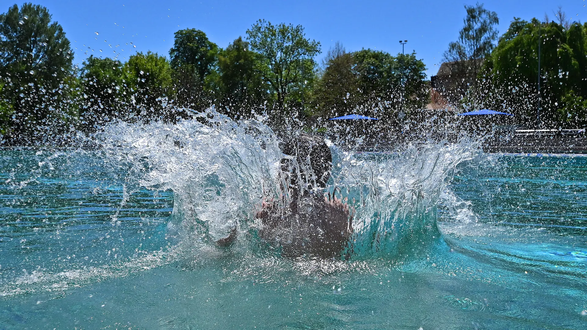 Ein Junge springt in Wasser des Weimarer Schwansee-Freibades. Rund um den offiziellen Start in die Badesaison am 15. Mai öffnet ein Großteil der Thüringer Freibäder, Badeseen und Gewässer für die Badegäste. In dieser Saison zählt das Sozialministerium 155 Freibäder, 27 natürliche Badegewässer mit insgesamt 37 Badestellen sowie sechs Freibäder mit biologischer Wasseraufbereitung. Die Saison dauert bis voraussichtlich 15. September.