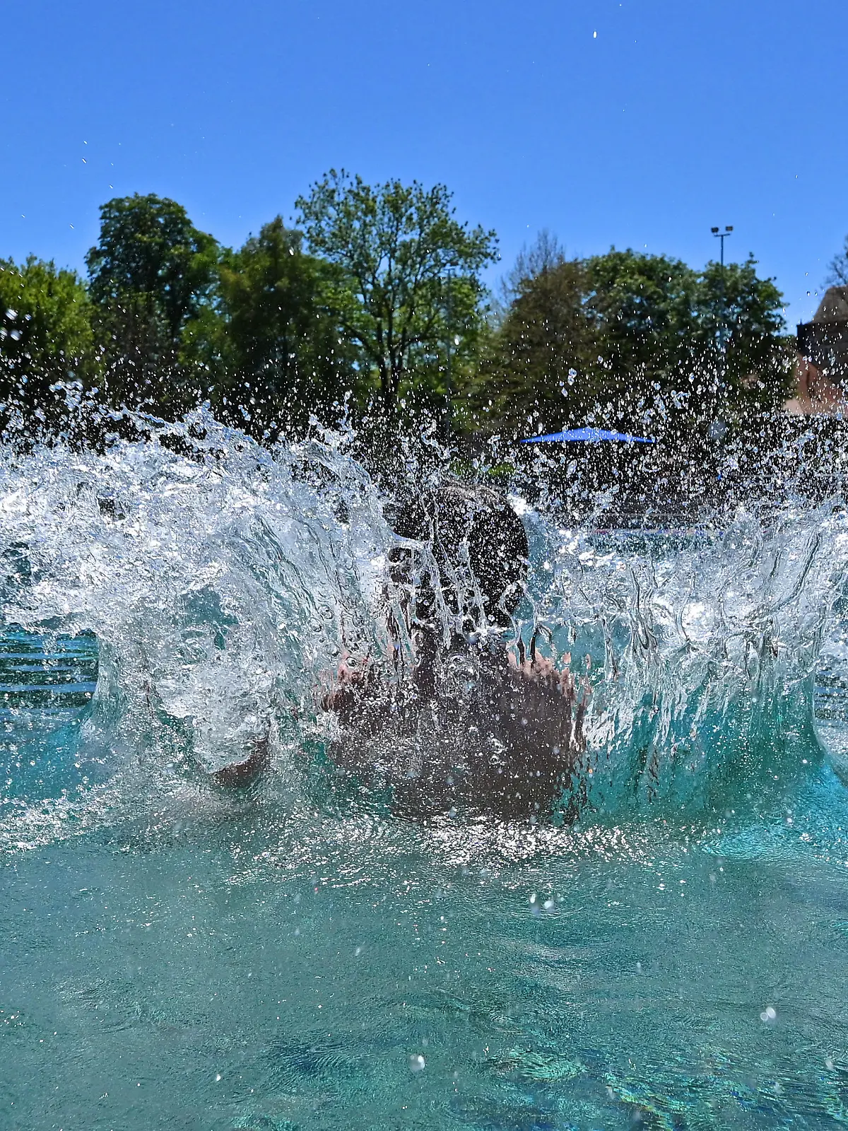 Ein Junge springt in Wasser des Weimarer Schwansee-Freibades. Rund um den offiziellen Start in die Badesaison am 15. Mai öffnet ein Großteil der Thüringer Freibäder, Badeseen und Gewässer für die Badegäste. In dieser Saison zählt das Sozialministerium 155 Freibäder, 27 natürliche Badegewässer mit insgesamt 37 Badestellen sowie sechs Freibäder mit biologischer Wasseraufbereitung. Die Saison dauert bis voraussichtlich 15. September.