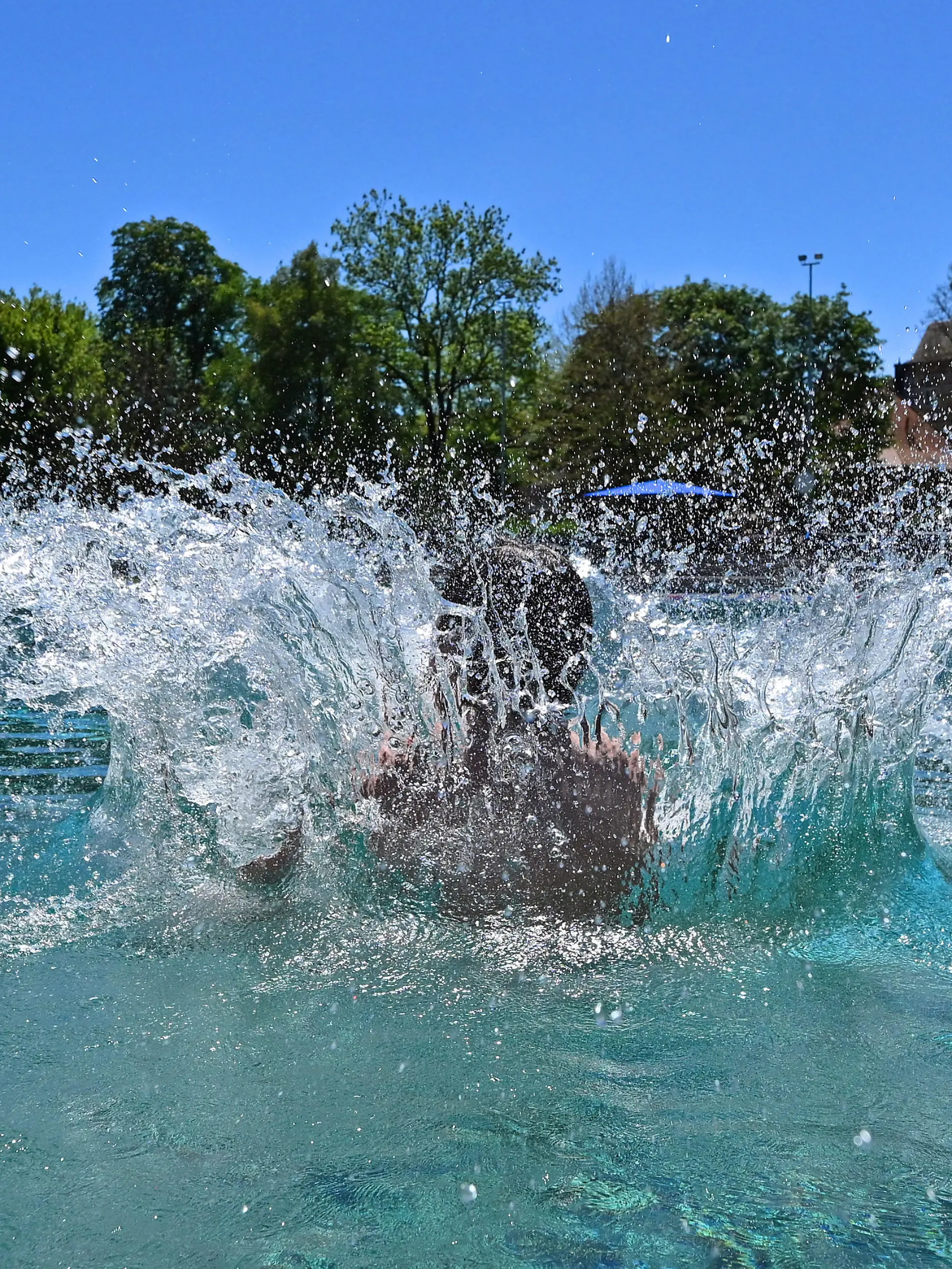 Ein Junge springt in Wasser des Weimarer Schwansee-Freibades. Rund um den offiziellen Start in die Badesaison am 15. Mai öffnet ein Großteil der Thüringer Freibäder, Badeseen und Gewässer für die Badegäste. In dieser Saison zählt das Sozialministerium 155 Freibäder, 27 natürliche Badegewässer mit insgesamt 37 Badestellen sowie sechs Freibäder mit biologischer Wasseraufbereitung. Die Saison dauert bis voraussichtlich 15. September.
