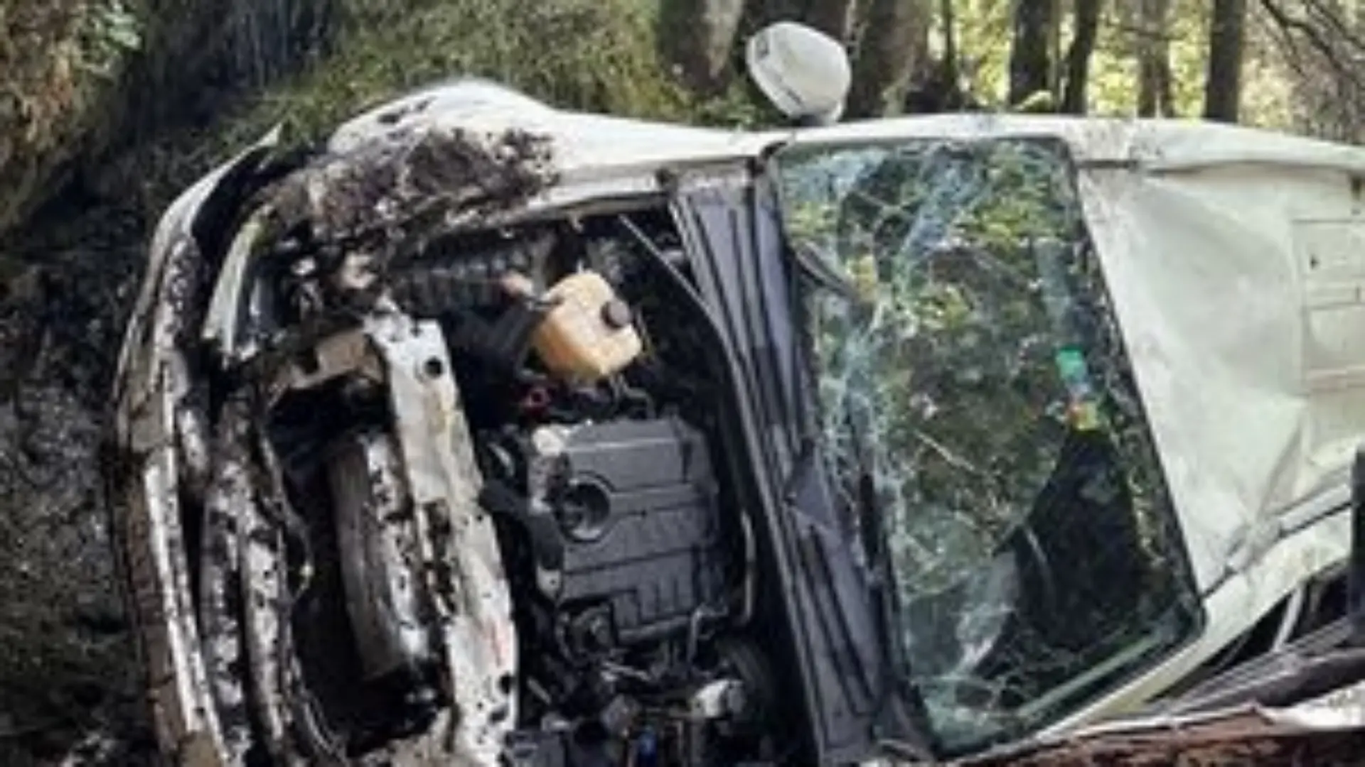 Auto rollt Abhang hinunter.