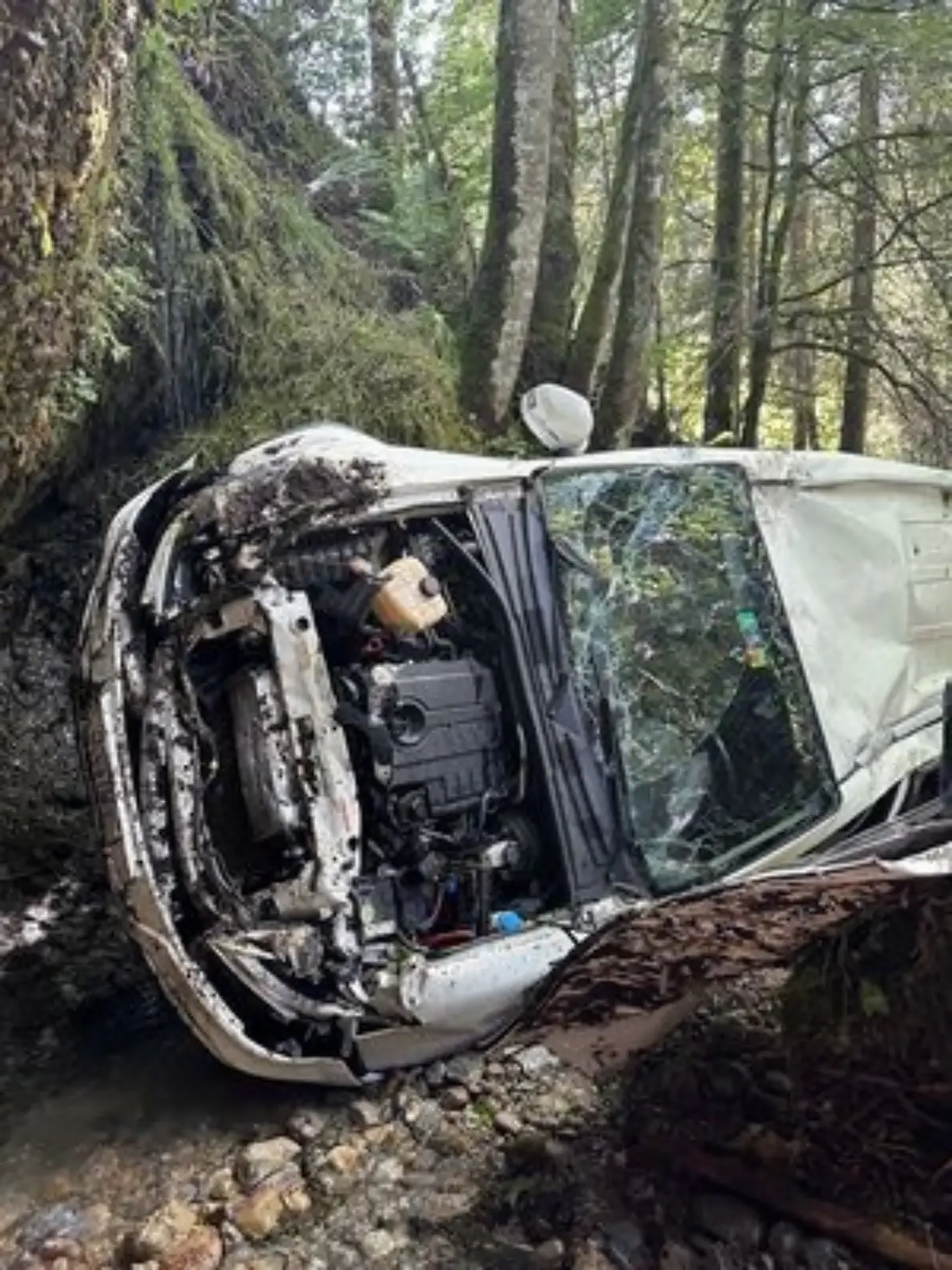 Auto rollt Abhang hinunter.