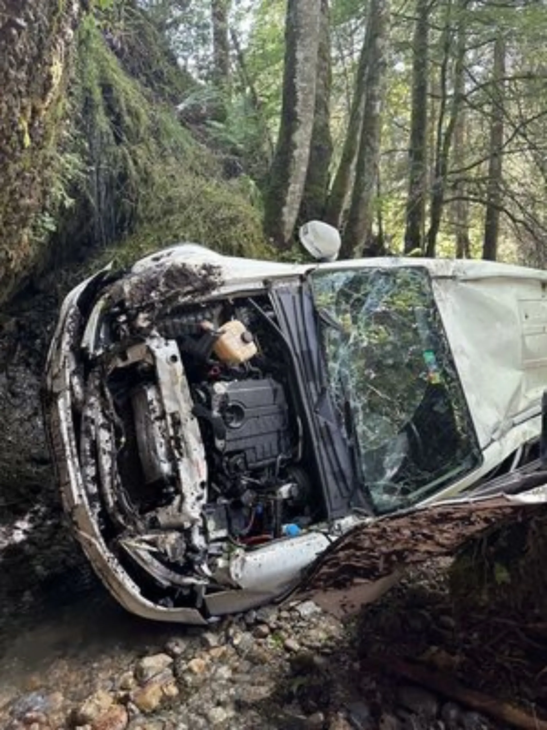 Auto rollt Abhang hinunter.
