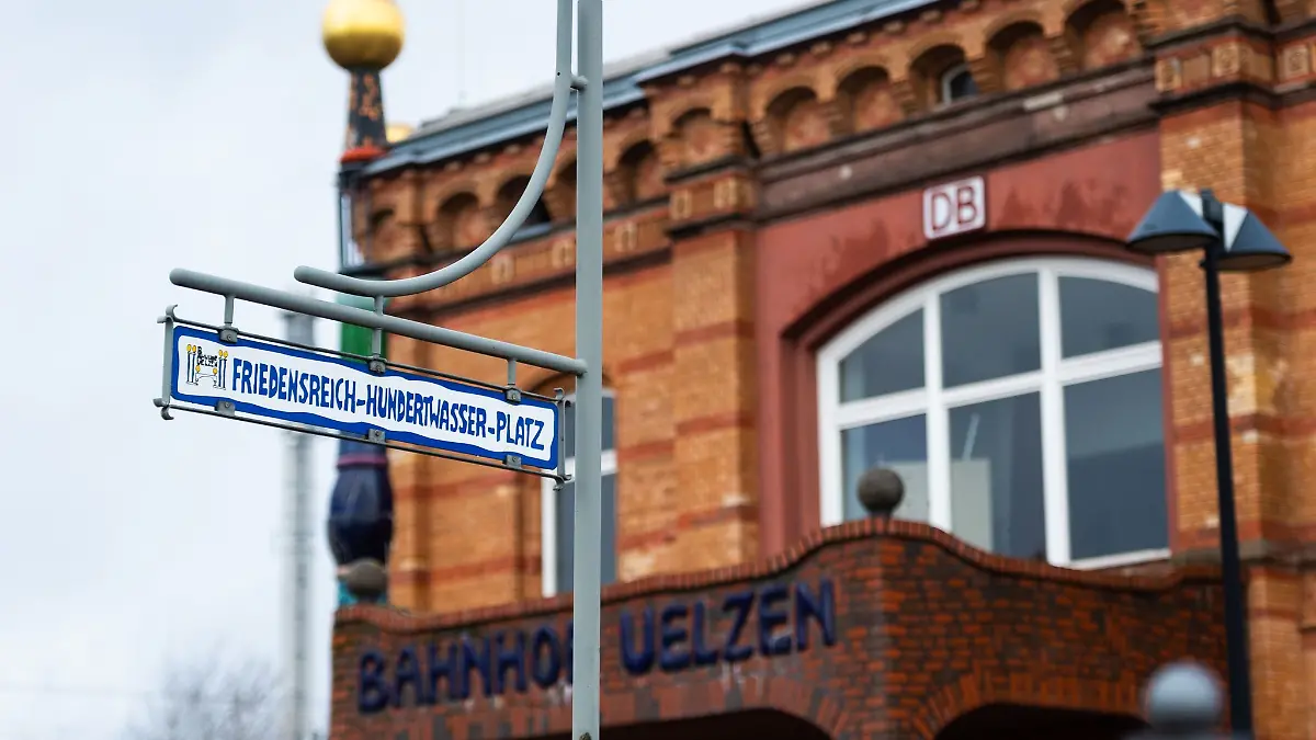 Nach dem gewaltsamen Tod eines 55-Jährigen ist ein 18 Jahre alter mutmaßlicher Täter weiter vorläufig festgenommen. 