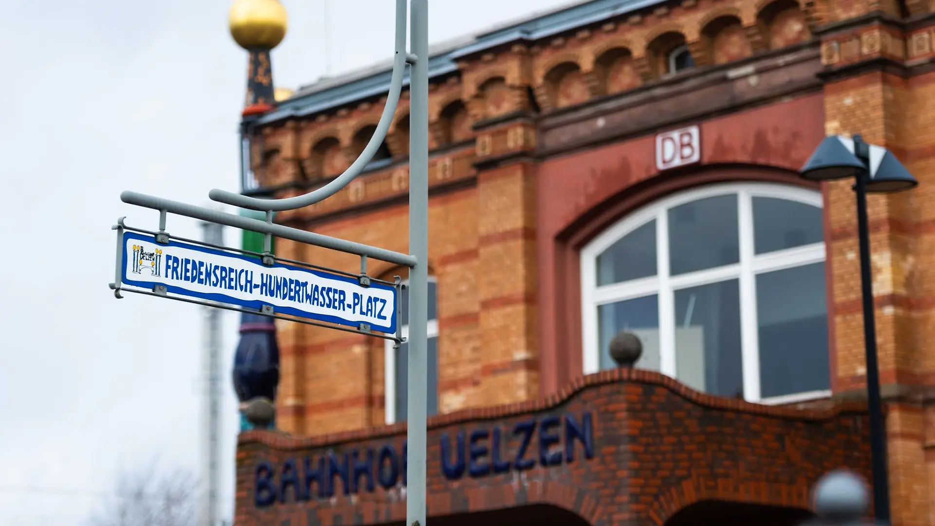 Nach dem gewaltsamen Tod eines 55-Jährigen ist ein 18 Jahre alter mutmaßlicher Täter weiter vorläufig festgenommen. 