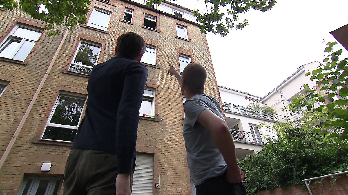 Augenzeuge berichtet von dramatischen Minuten: Retter fängt Kind (1) bei Sturz – dann brennt Wohnung aus