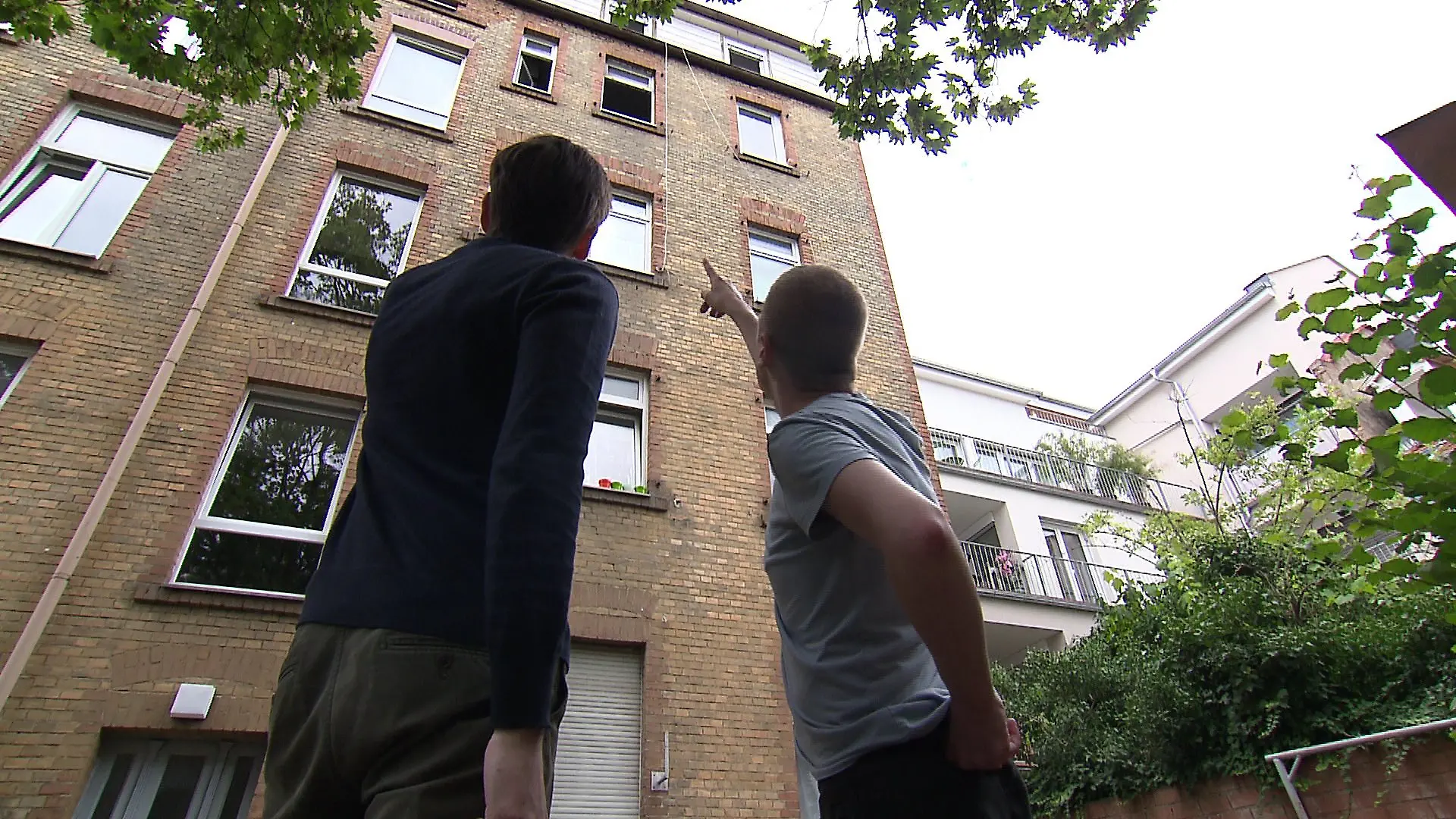 Kind stürzt aus Fenster